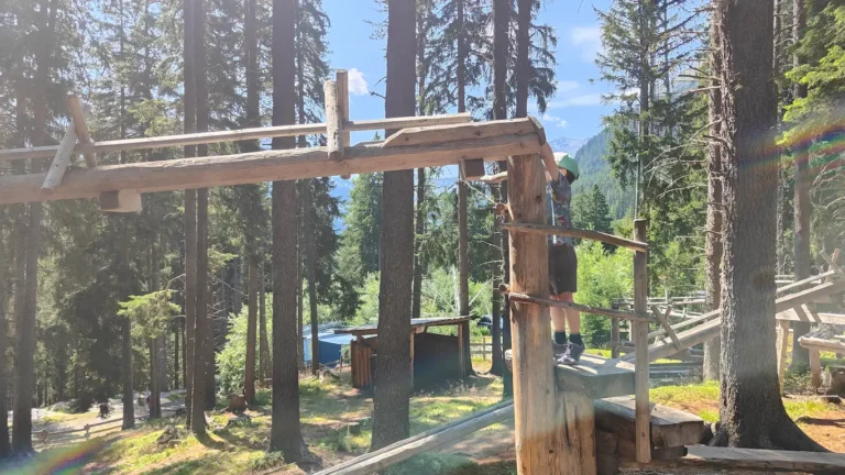 Canicas gigantes en Kugelwald am Glungezer en Austria con niños