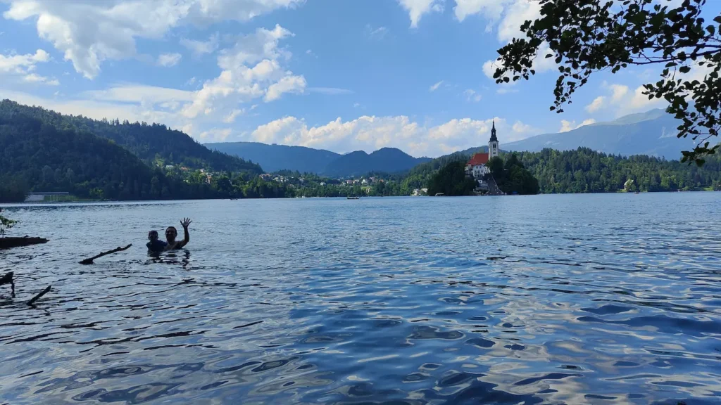 lago bled con niños