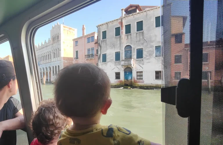 vaporetto en venecia con niños