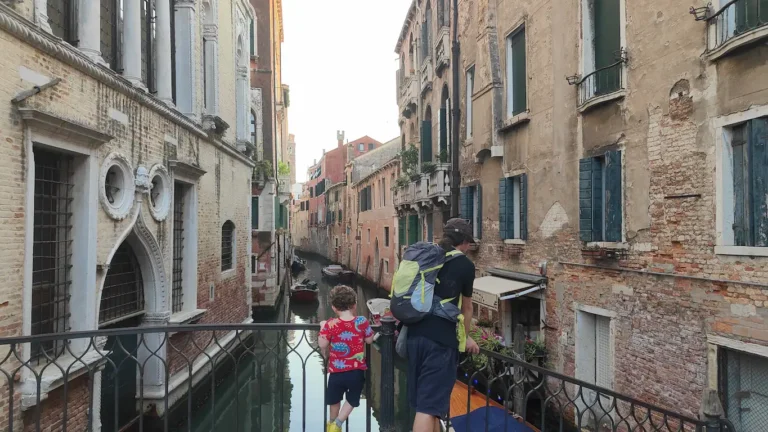 canal de venecia con niños