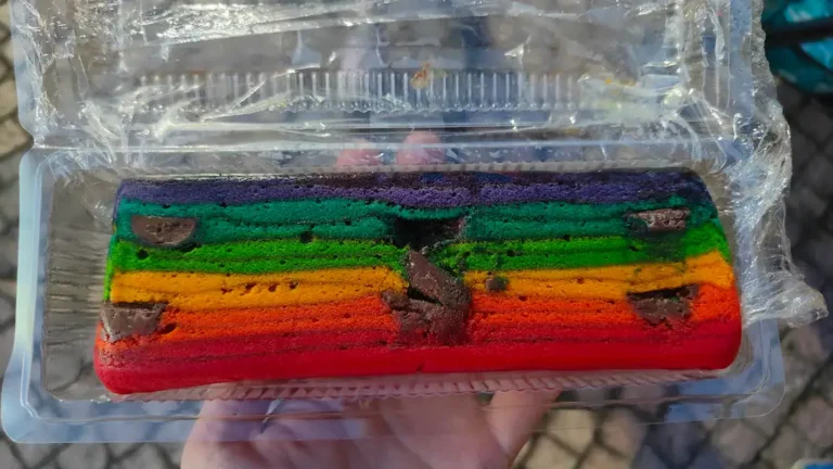 kek lapis kuching con niños